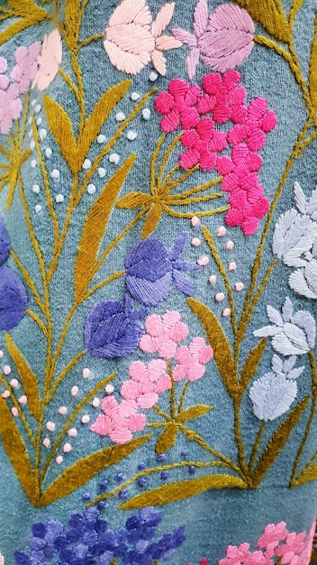 Detail výšivky kvetín